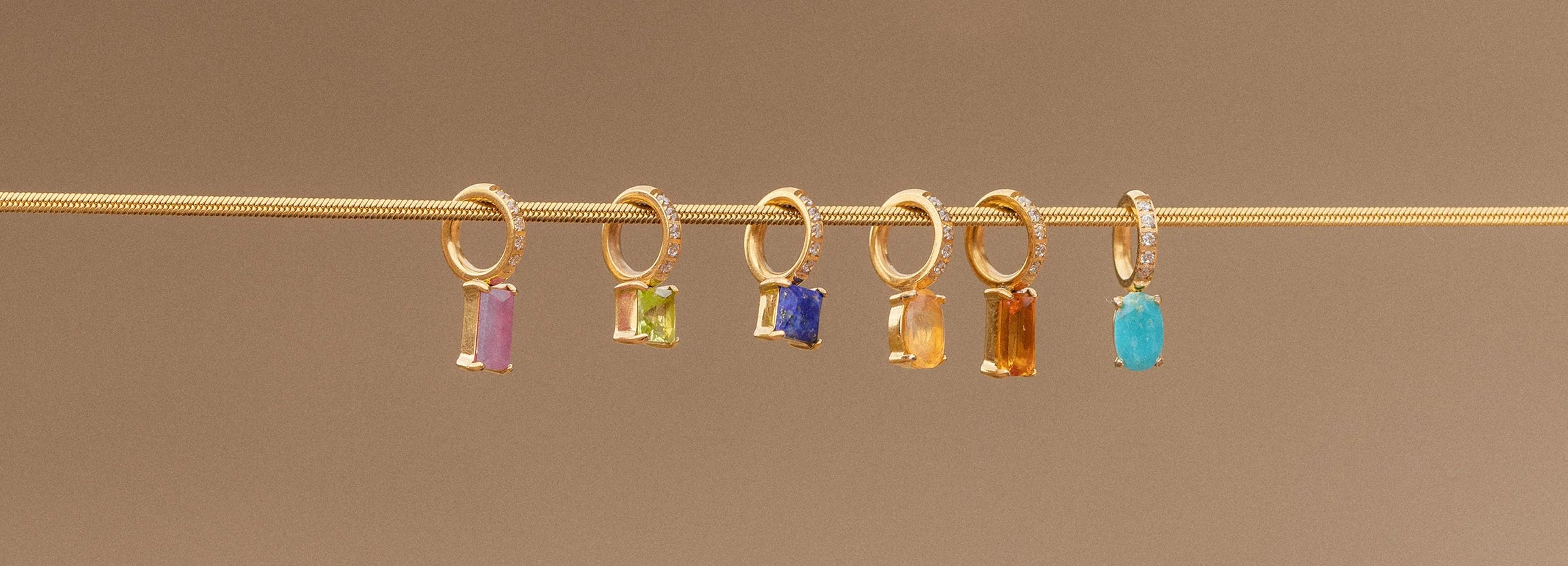 Entdecke die 12 Birthstone Charms und finde heraus, welcher Geburtsstein zu Dir gehört. Personalisiere Deinen Look mit den Edelsteinen und spüre ihre Kraft.