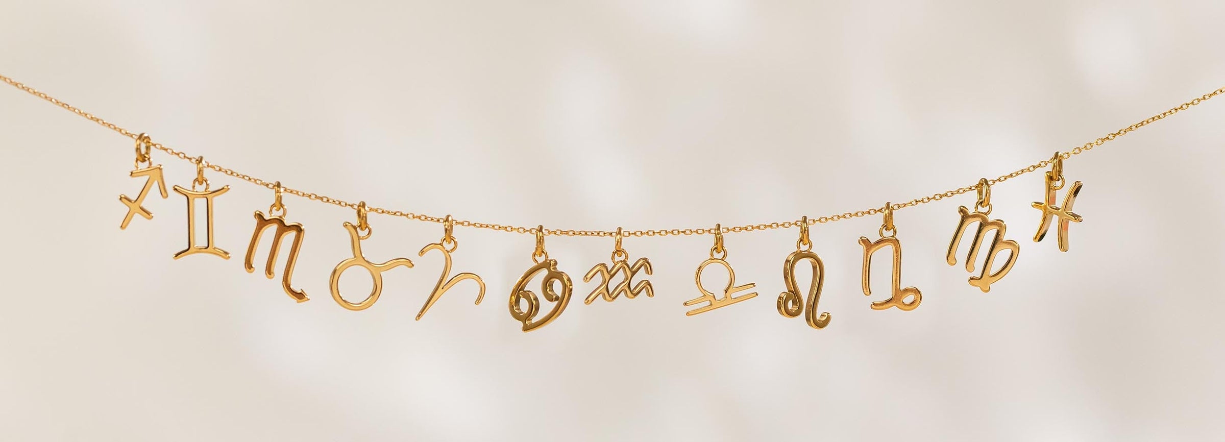 Entdecke unsere Zodiac Ketten, Ringe und Charms, mit denen Du Deinem Look eine noch persönlichere Note gibst.