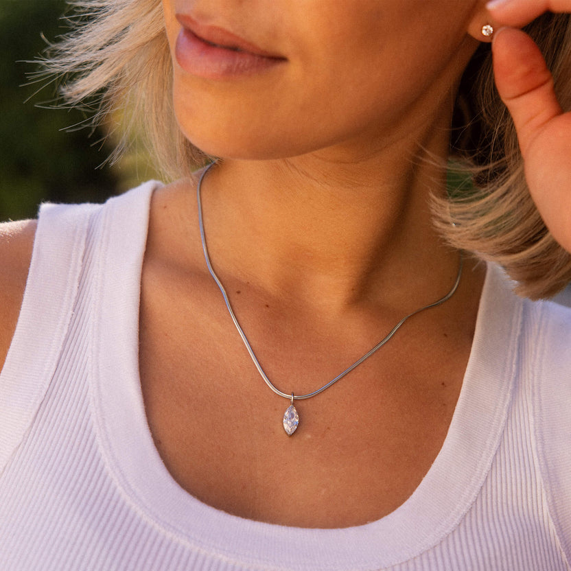 Silberne Kette mit marquiseförmigem Anhänger, getragen von einer Frau, PURELEI.