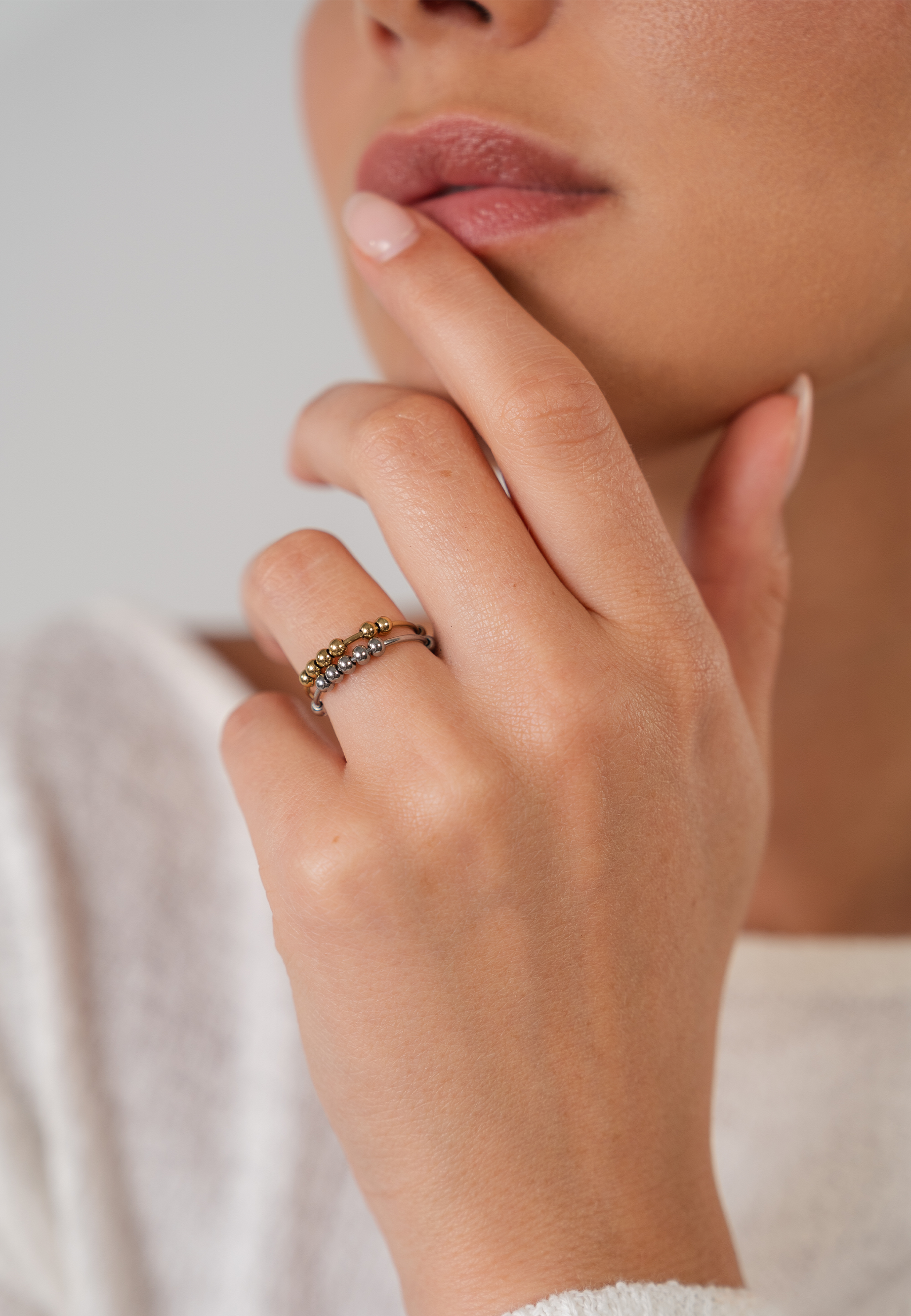 Zarter Ring aus Gold und Silber, elegant am Finger mit sanfter Stimmung, PURELEI.