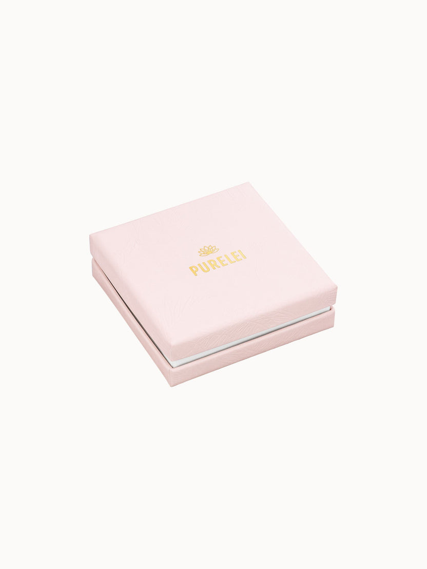 PURELEI Desire Earcuff in 18K Goldvergoldung elegant präsentiert in pastellrosa Schmuckbox