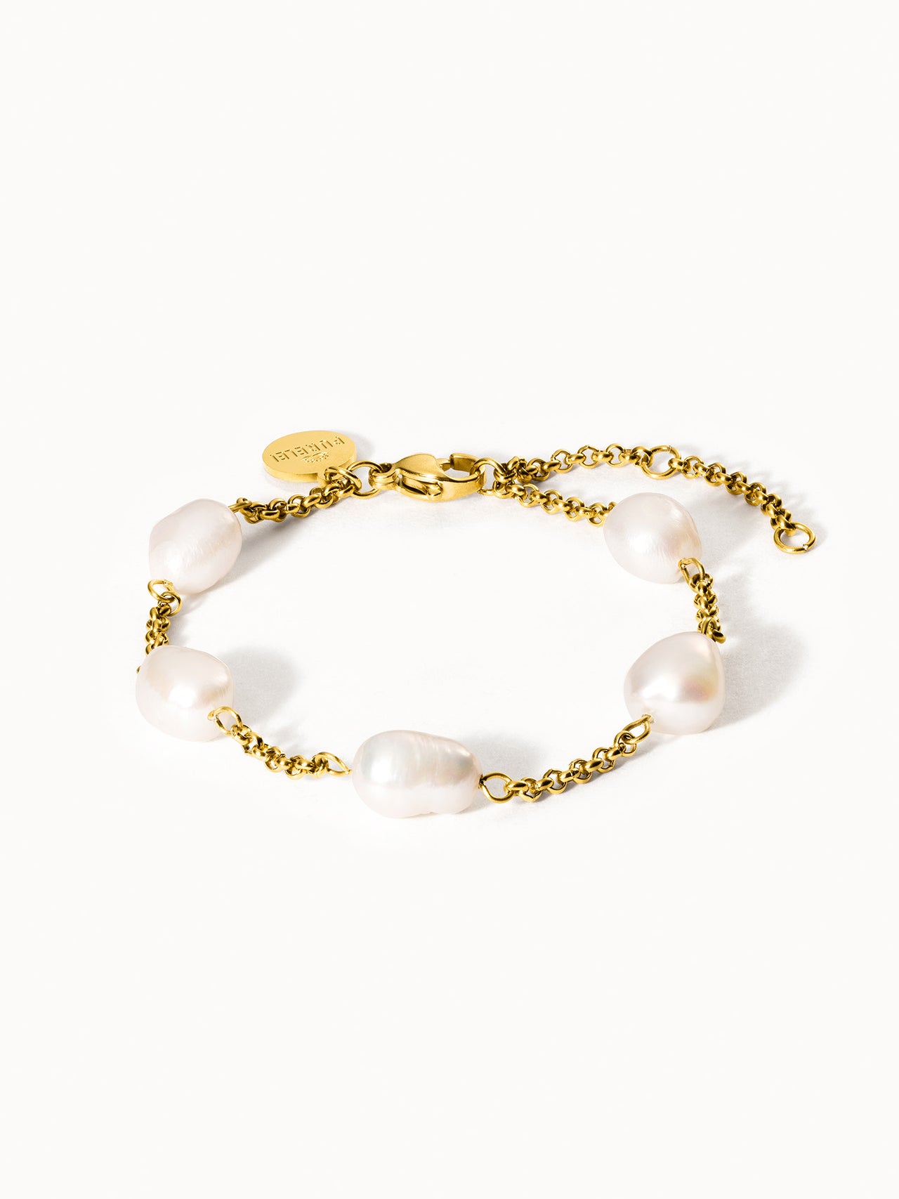 PURELEI Malahi Armband mit 18K vergoldetem Stahl und natürlichen Perlen, elegant und feminin auf hellem Hintergrund.