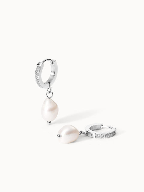 Malahi Ohrringe von PURELEI in Silber mit Zirkonia und Süßwasserperlen, elegant und zeitlos, beachy calm.