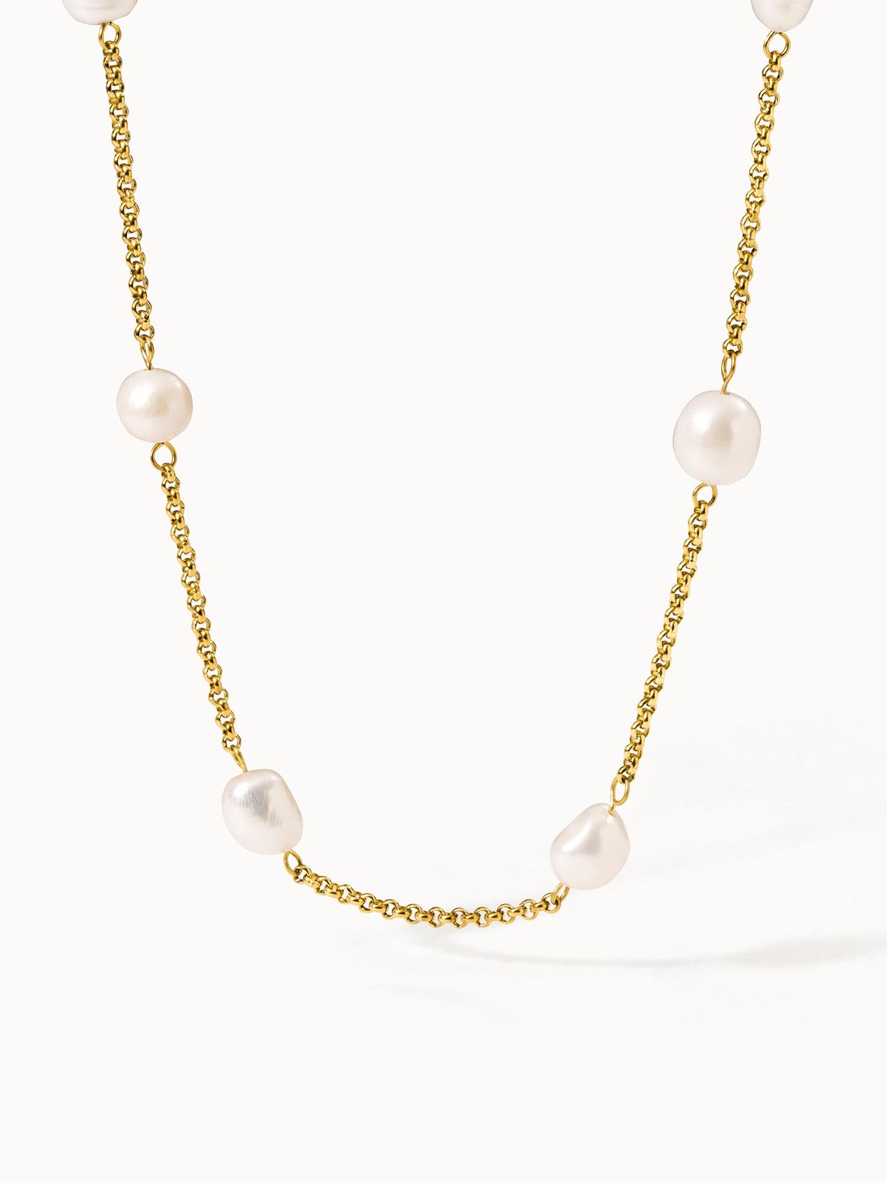 PURELEI Malahi Kette mit goldfarbenem Edelstahl und zarten Süßwasserperlen in sanfter Eleganz