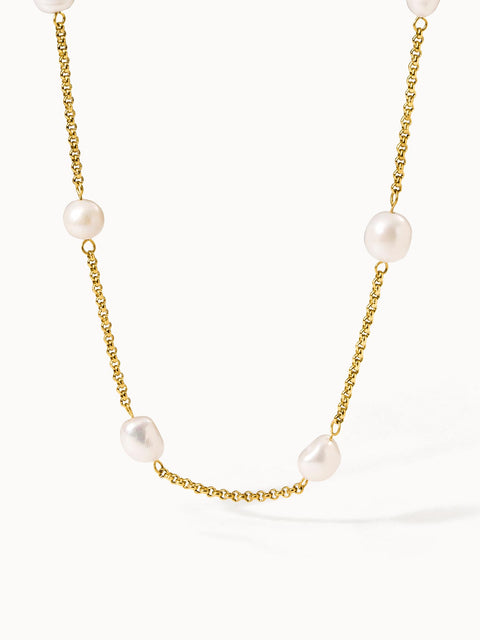 PURELEI Malahi Kette mit goldfarbenem Edelstahl und zarten Süßwasserperlen in sanfter Eleganz