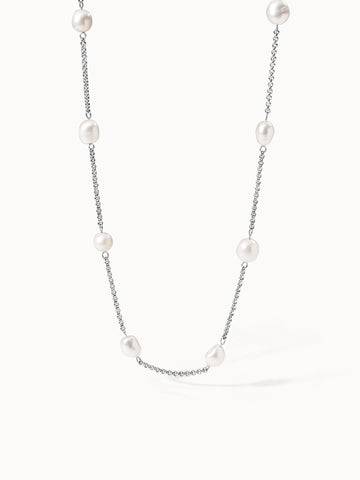 PURELEI Malahi Kette aus nickelfreiem Silber mit feinen Süßwasserperlen, elegant und zeitlos minimalistisch.