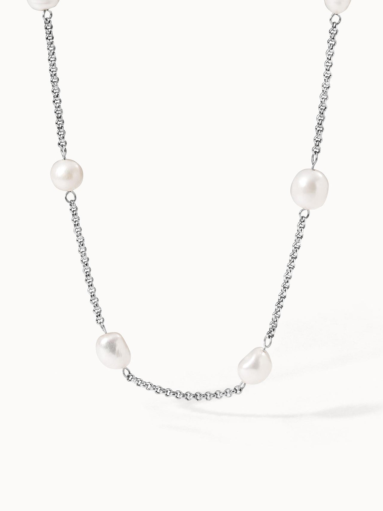 PURELEI Malahi Kette aus silbernem Edelstahl mit natürlichen Süßwasserperlen, elegant und feminin inszeniert.