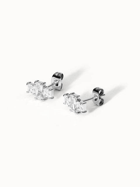 Pretty Ohrringe aus nickelfreiem Silber mit drei Zirkonia-Steinen, elegant und zeitlos pur von PURELEI.