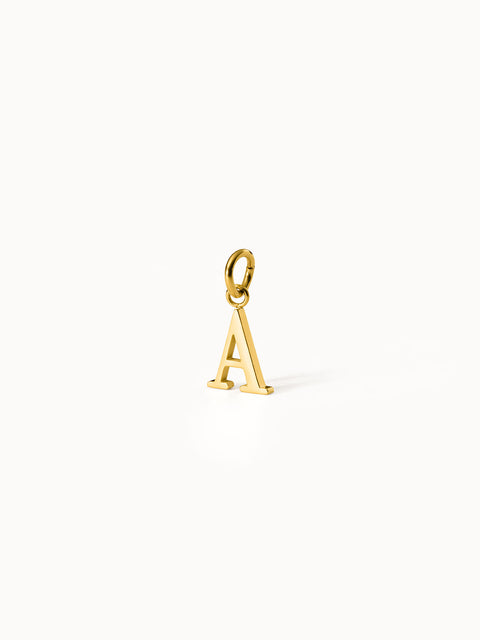 PURELEI Pure A Charm Buchstabenanhänger aus 18K Gold Edelstahl, elegant und klar auf weißem Hintergrund.