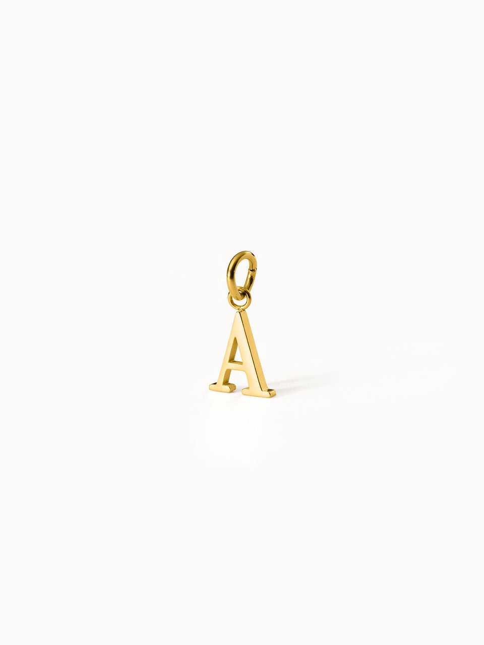 PURELEI Pure A Charm Buchstabenanhänger aus 18K Gold Edelstahl, elegant und klar auf weißem Hintergrund.