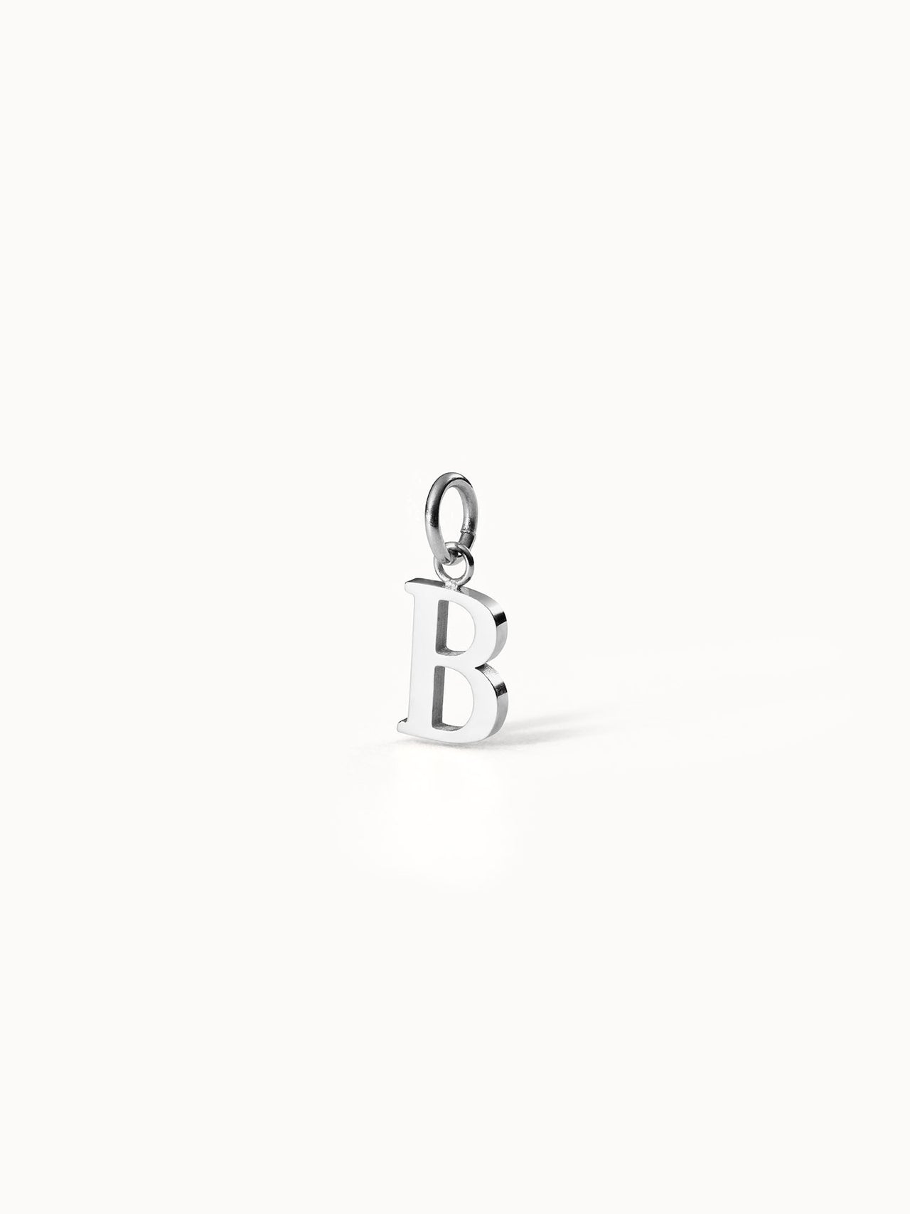 PURELEI Pure B Charm aus nickelfreiem Silber, eleganter Buchstabenanhänger mit feinem, cleanem Design auf hellem Hintergrund