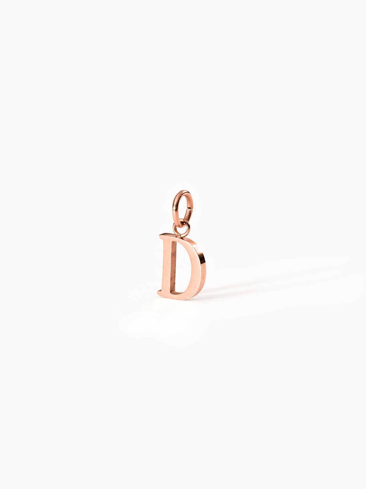 PURELEI Pure D Charm in roségoldenem Edelstahl, feiner Buchstabenanhänger mit eleganter, klarer Form auf hellem Hintergrund.