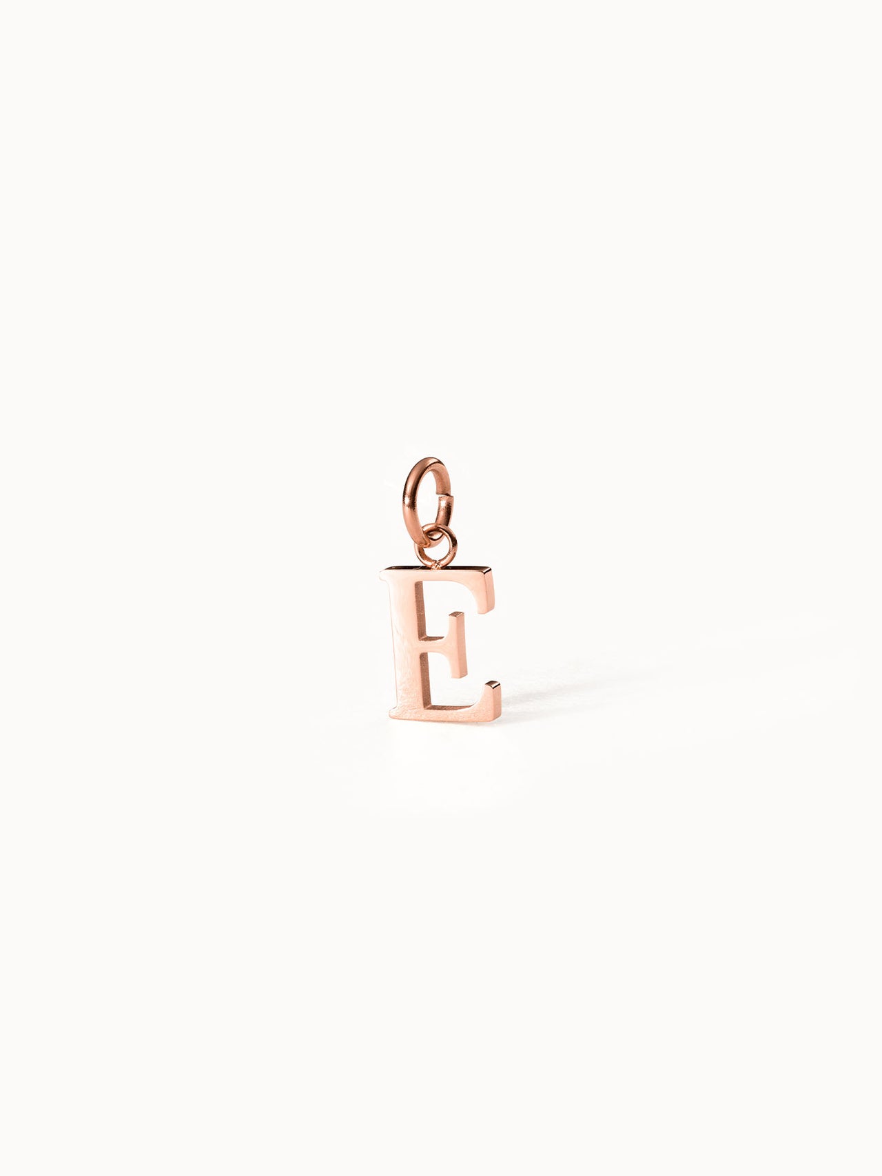 Roségoldener Pure E Charm Anhänger aus Edelstahl, clean inszeniert auf hellem Hintergrund, feminin und elegant von PURELEI.