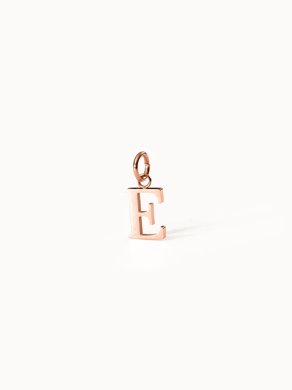 Roségoldener Pure E Charm Anhänger aus Edelstahl, clean inszeniert auf hellem Hintergrund, feminin und elegant von PURELEI.
