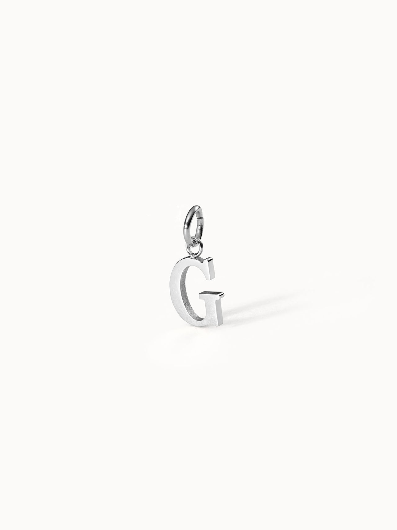 PURELEI Pure G Charm in silber Edelstahl, minimalistischer Buchstaben-Anhänger, elegant und zeitlos inszeniert.
