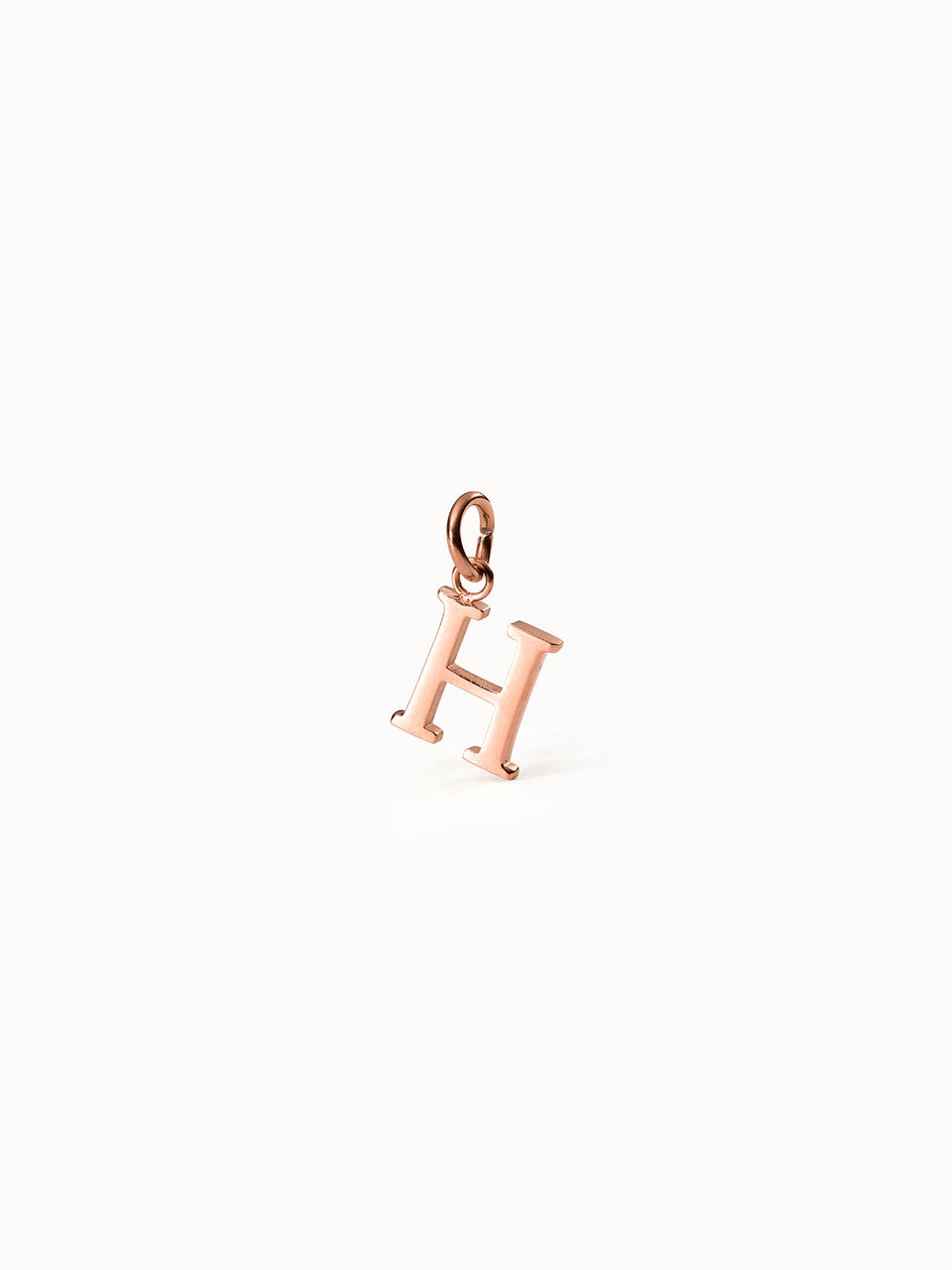 Purelei Pure H Charm Anhänger aus roségoldenem Edelstahl, schlicht und elegant auf hellem Hintergrund.