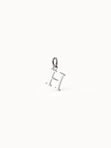Purelei Pure H Charm aus nickelfreiem, silbernem Edelstahl, klar und elegant, minimalistisch auf hellem Hintergrund.