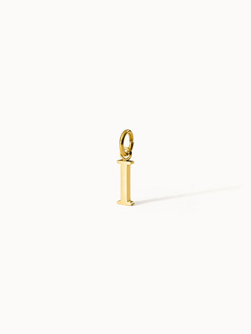Goldener PURELEI Pure I Charm Anhänger aus Edelstahl, klar und elegant auf hellem Hintergrund inszeniert.