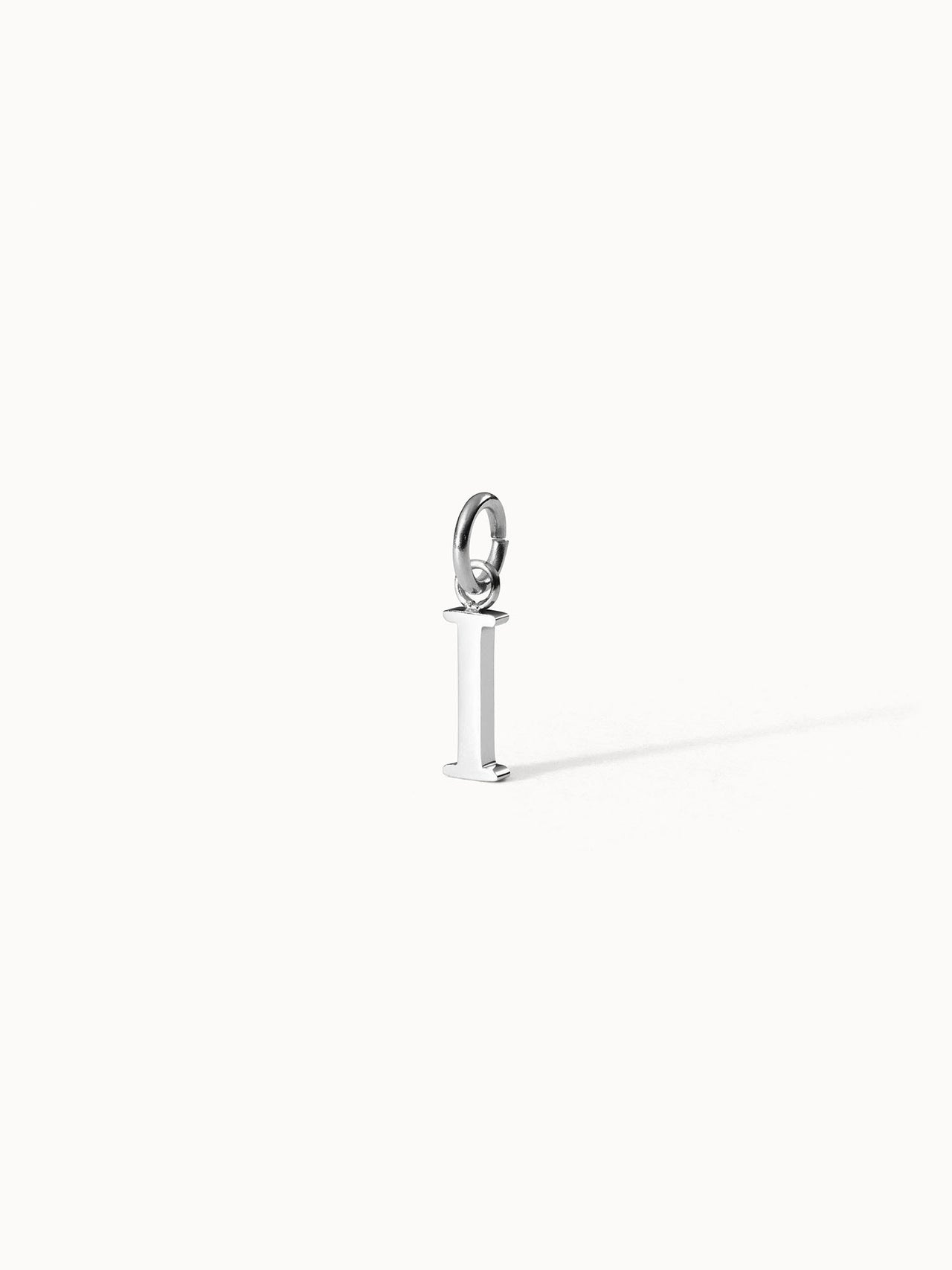 PURELEI Pure I Charm in Silber aus Edelstahl, filigraner Buchstabenanhänger mit zeitloser Eleganz auf hellem Hintergrund.