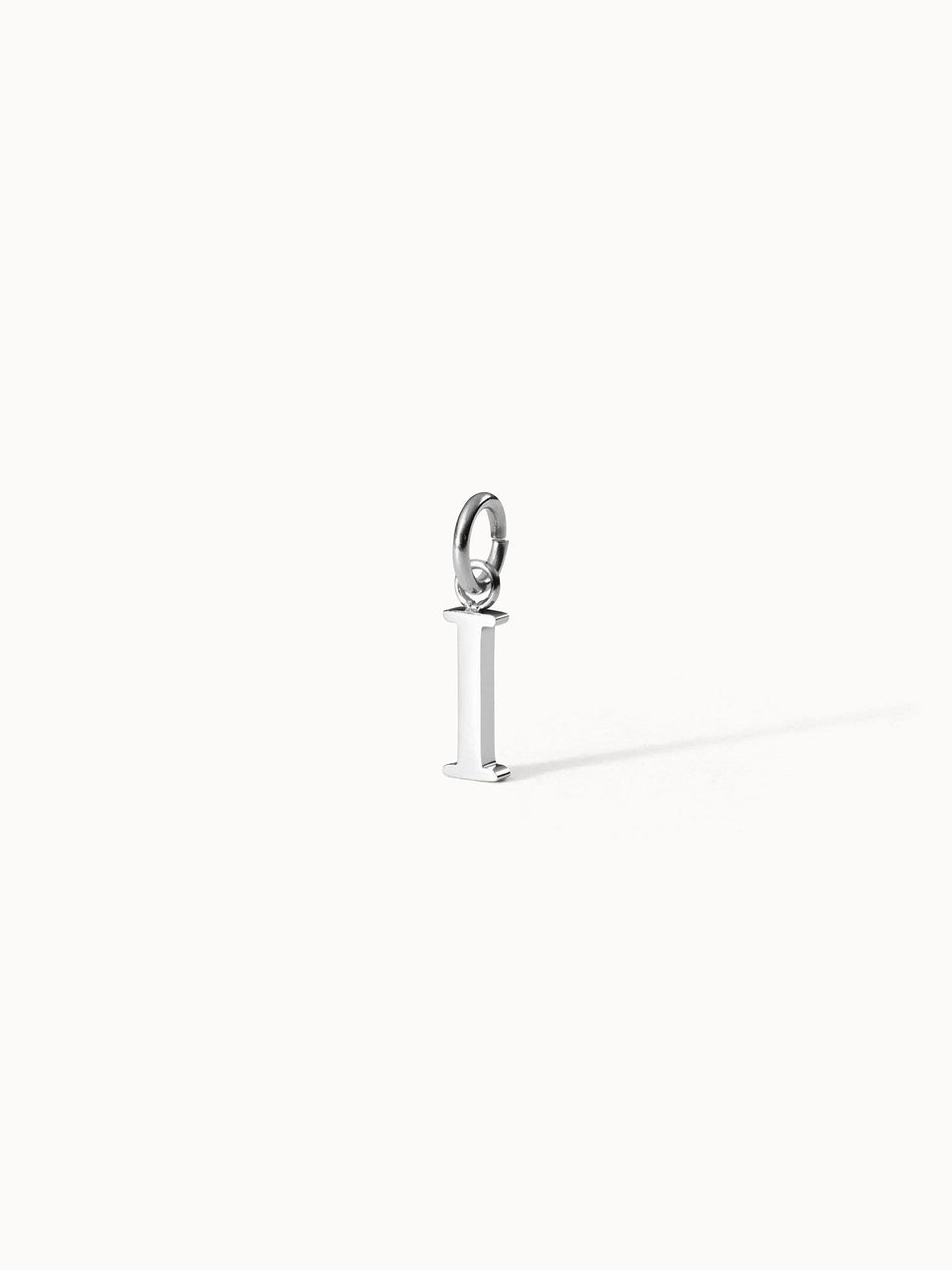 PURELEI Pure I Charm in Silber aus Edelstahl, filigraner Buchstabenanhänger mit zeitloser Eleganz auf hellem Hintergrund.