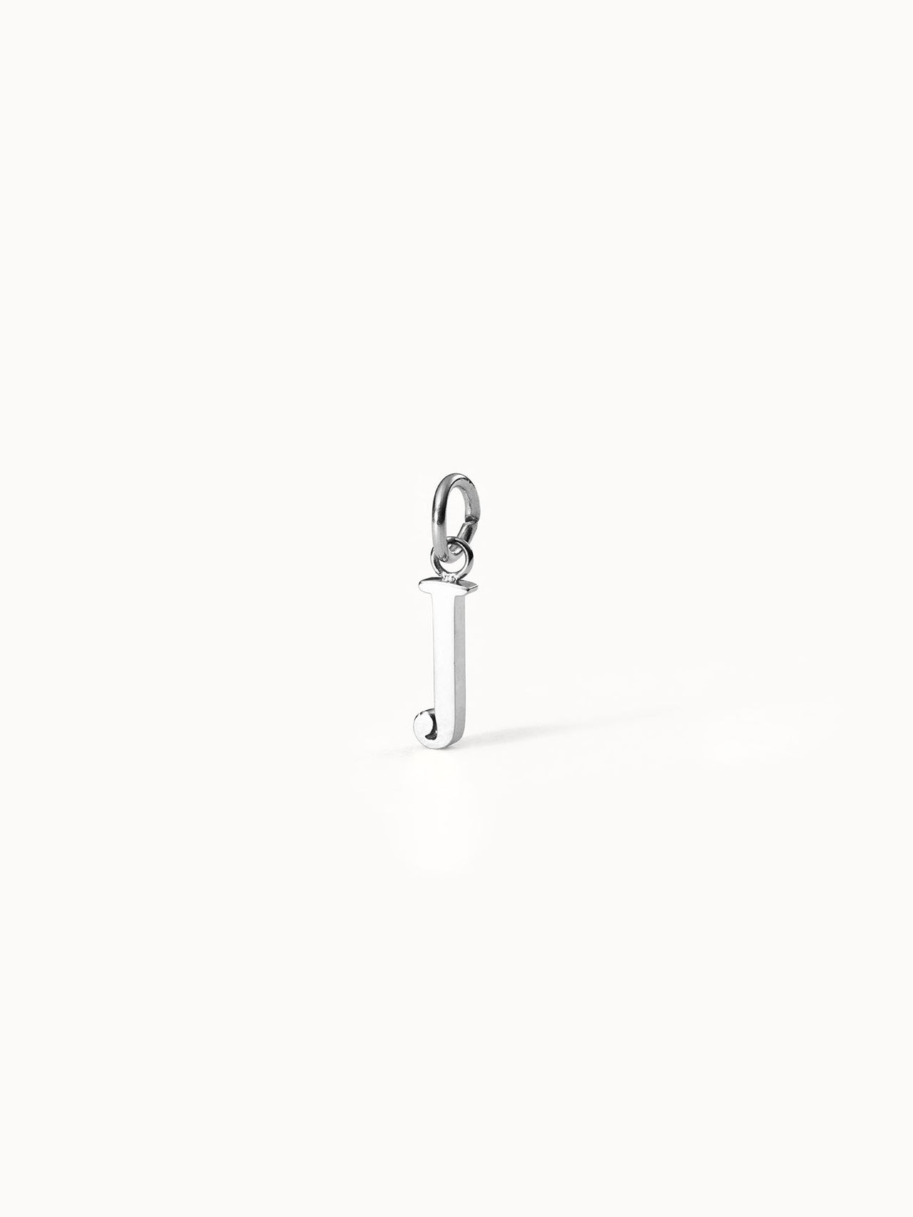 Purelei Pure J Charm aus nickelfreiem, silbernem Edelstahl, minimalistischer Buchstaben-Anhänger in eleganter, klarer Ästhetik.