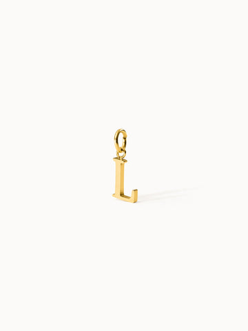 PURELEI Pure L Charm Anhänger aus 18K vergoldetem Edelstahl, clean & elegant auf hellem Hintergrund, femininer Island-Spirit.