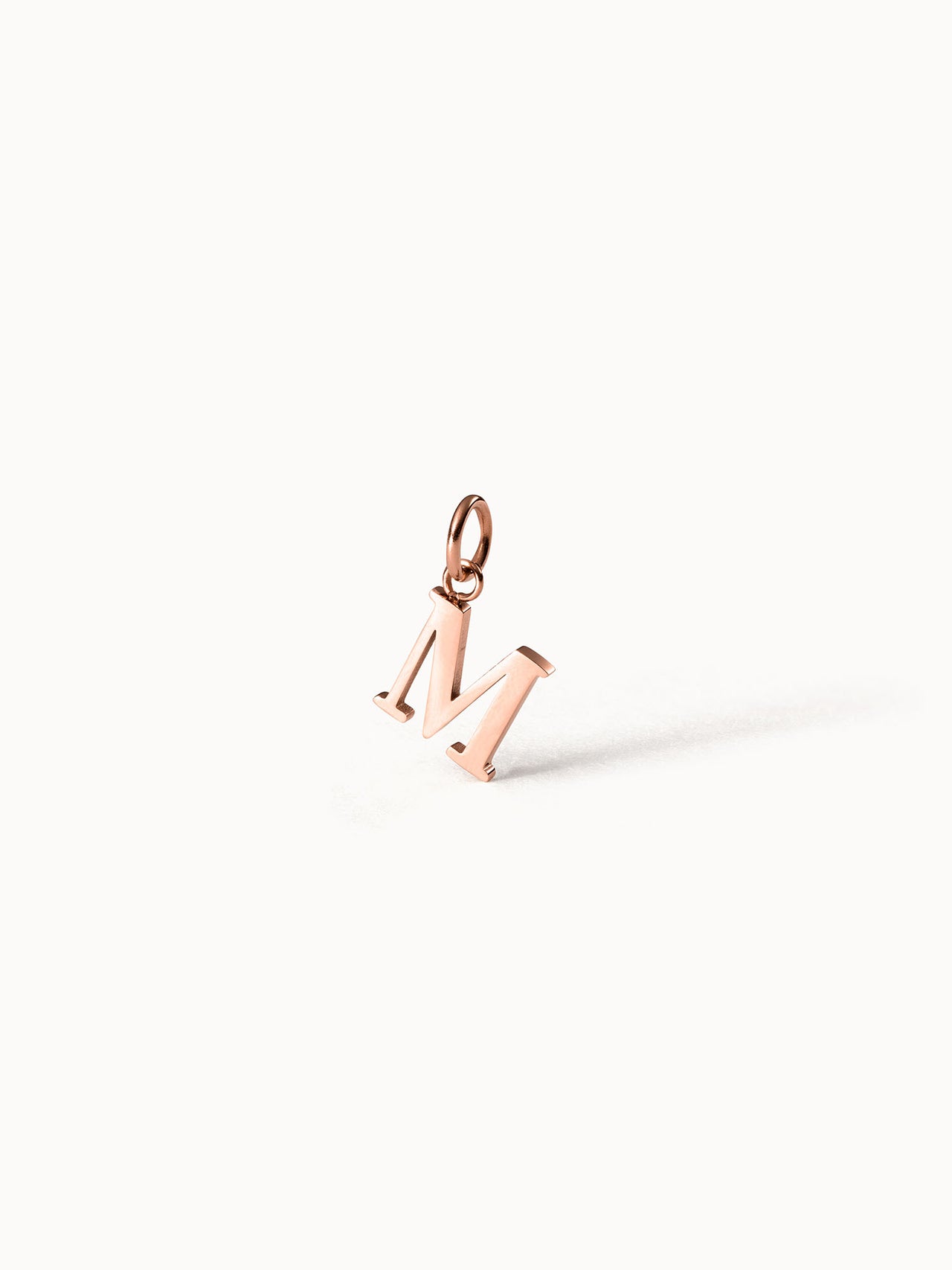 Purelei Pure M Charm aus 18K rosévergoldetem Edelstahl, feiner Anhänger mit klarer Buchstabenform, elegant minimalistisch.