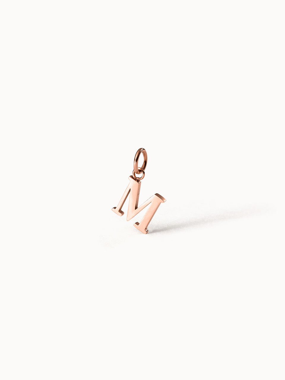 Purelei Pure M Charm aus 18K rosévergoldetem Edelstahl, feiner Anhänger mit klarer Buchstabenform, elegant minimalistisch.