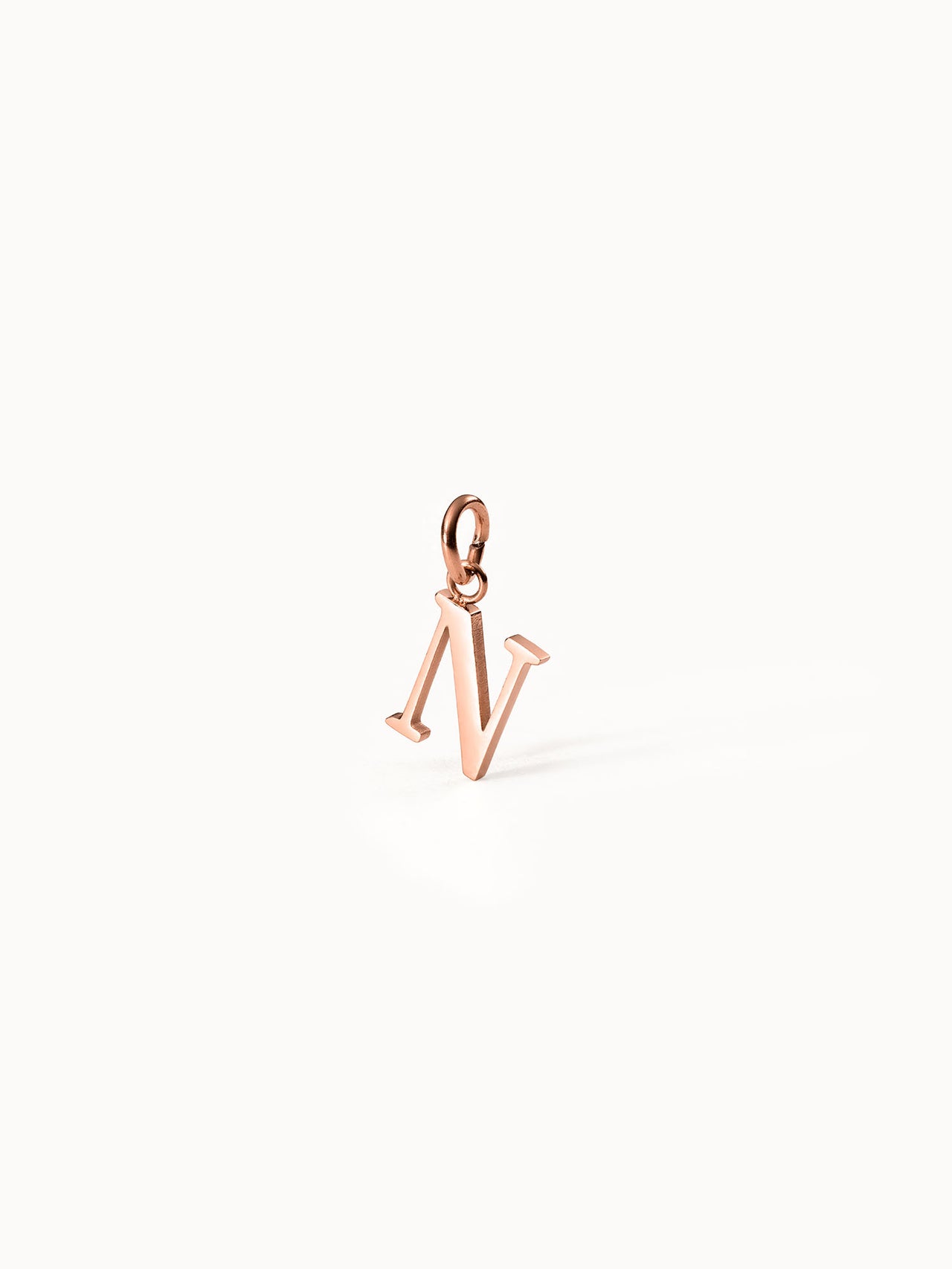 Roségoldener PURELEI Buchstaben-Anhänger „N“ aus 18K vergoldetem Edelstahl, elegant und feminin auf weißem Hintergrund.