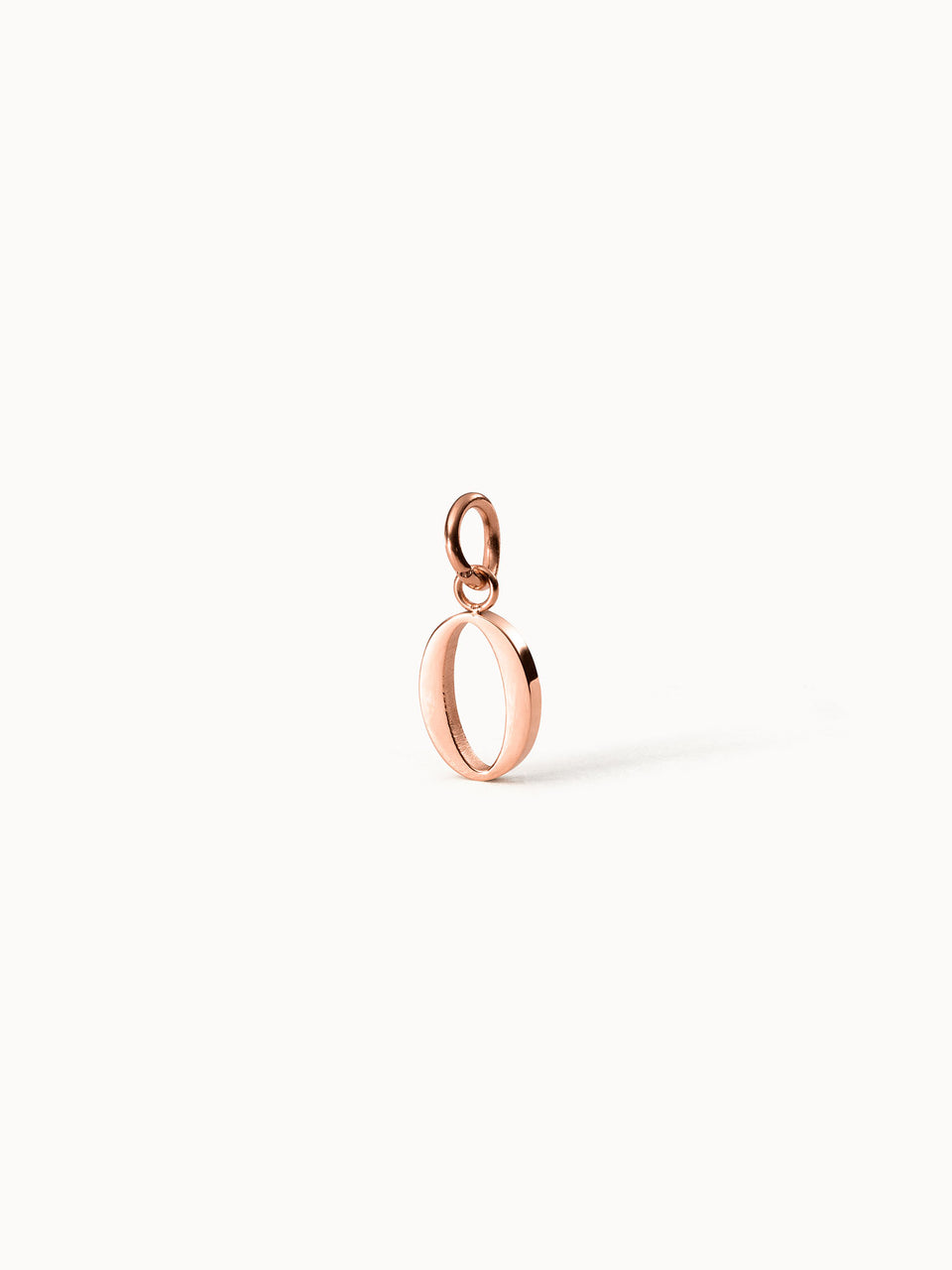 Purelei Pure O Charm in roségold aus Edelstahl, filigraner Buchstaben-Anhänger, minimalistisch und elegant inszeniert.