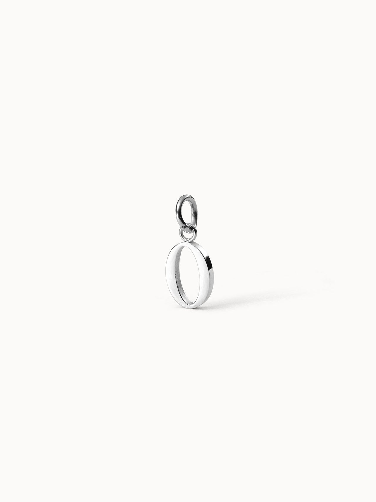 Silberner Pure O Charm aus Edelstahl, minimalistischer Buchstaben-Anhänger auf hellem Hintergrund, elegant und zeitlos.