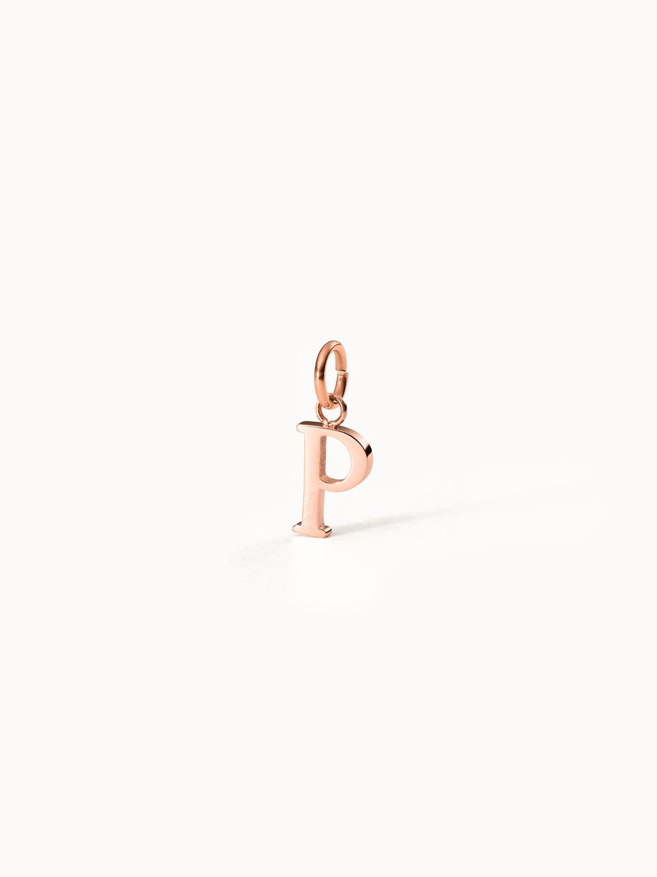 Roségoldener Pure P Charm-Anhänger aus Edelstahl, klar und elegant vor hellem Hintergrund, feminine PURELEI Ästhetik.