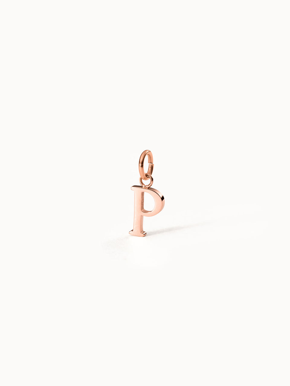 Roségoldener Pure P Charm-Anhänger aus Edelstahl, klar und elegant vor hellem Hintergrund, feminine PURELEI Ästhetik.