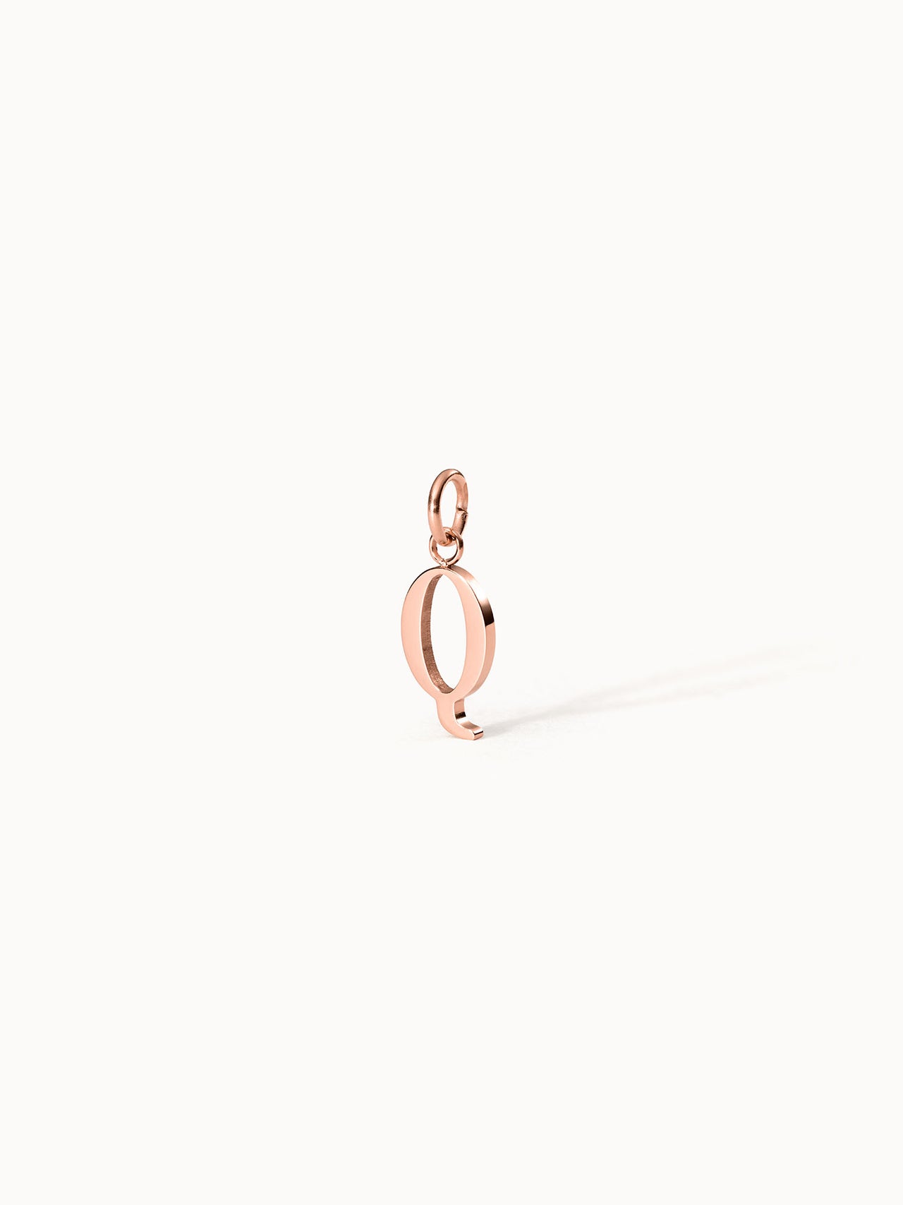 Roségoldener PURELEI Pure Q Charm aus 18K vergoldetem Edelstahl, eleganter Buchstaben-Anhänger mit cleanem Design.
