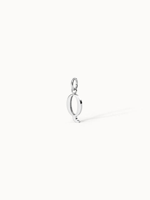 PURELEI Pure Q Charm aus nickelfreiem Silber, eleganter Buchstabenanhänger in klarer, minimalistischer Ästhetik.