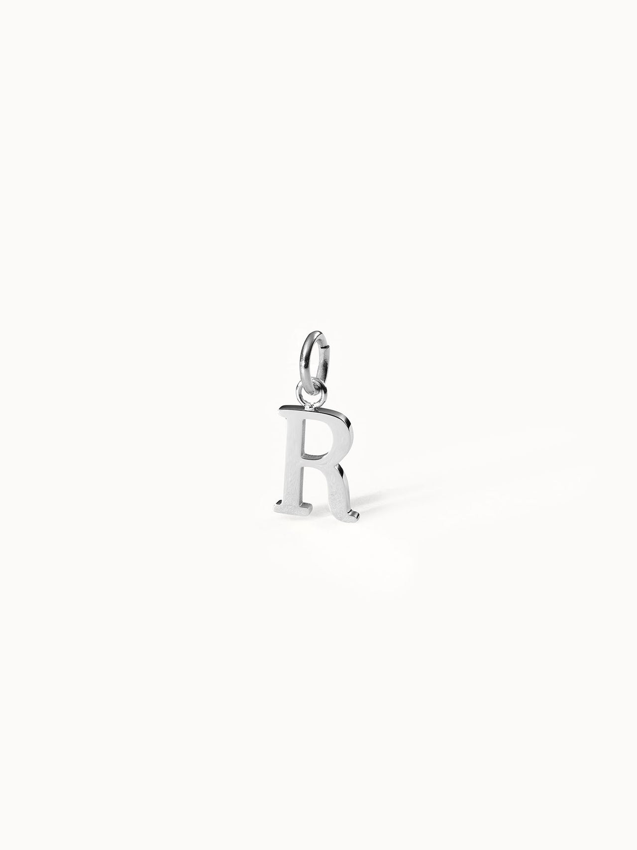 PURELEI Pure R Charm silberner Edelstahl-Anhänger in Buchstabenform, klar und feminin, minimalistisch inszeniert.