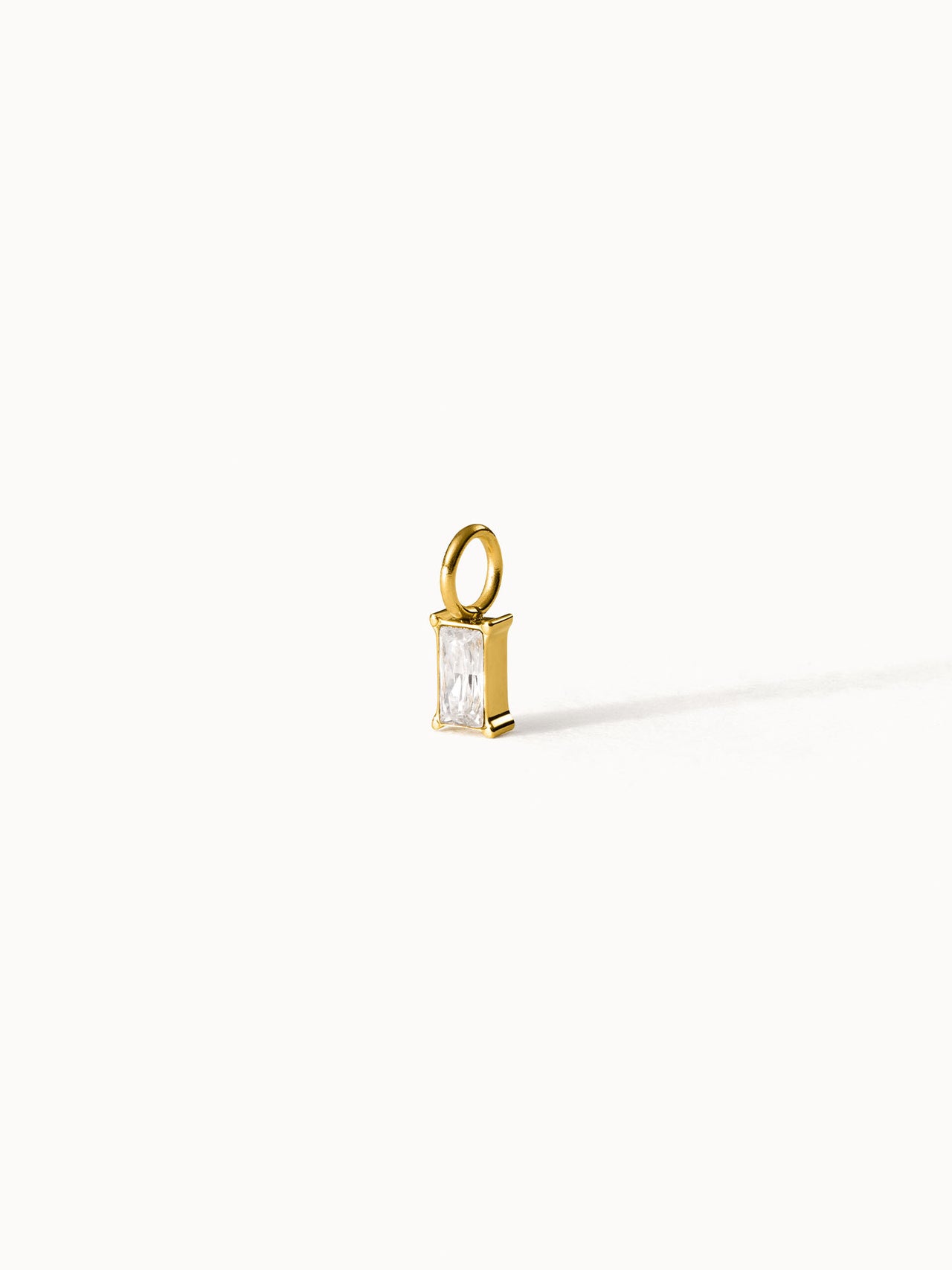 Stone White Charm Anhänger aus 18K Gold, klarer Zirkonia, edel und feminin, PURELEI inspiriert von Island-Spirit.