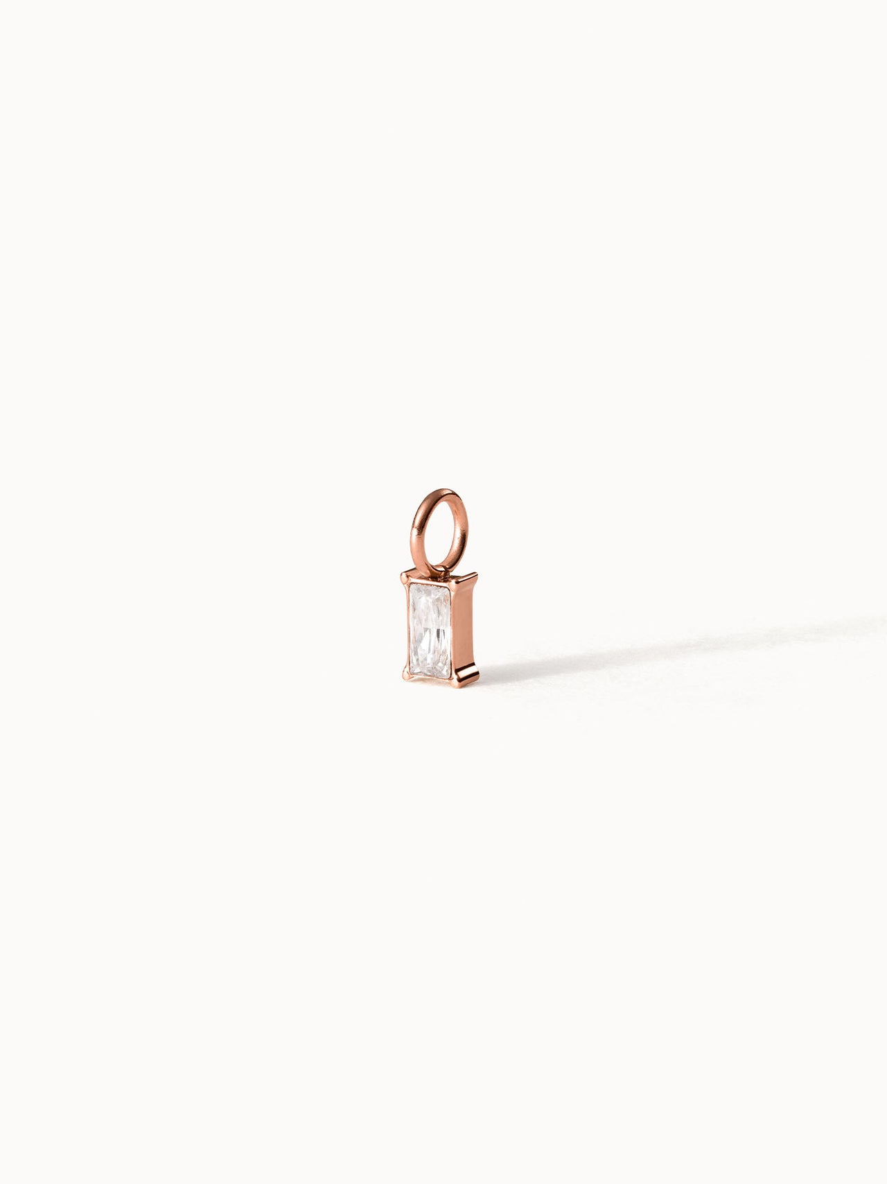 Stone White Charm Anhänger in 18K Roségold mit funkelndem Zirkonia, PURELEI, elegant und feminin inszeniert.
