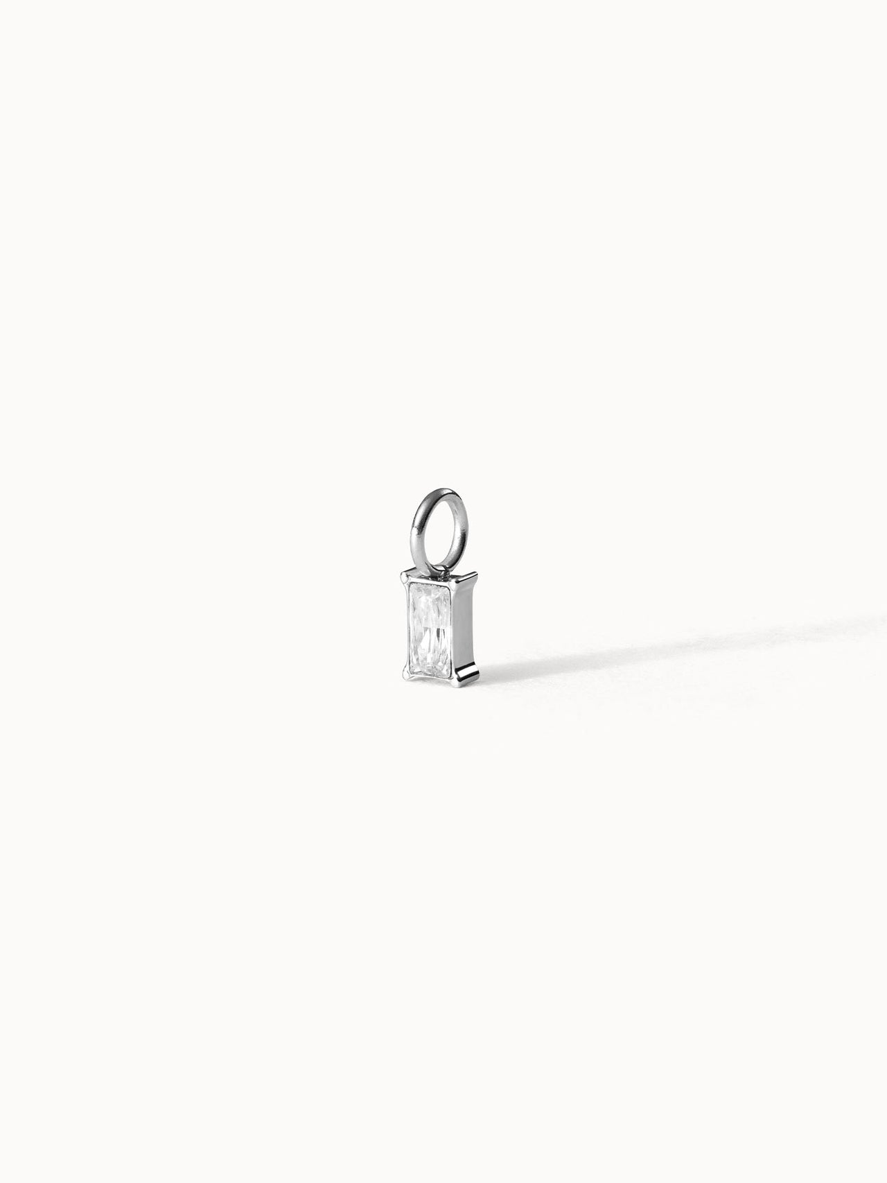 Stone White Charm Anhänger aus nickelfreiem Silber mit funkelndem Zirkonia, minimalistisch und elegant von PURELEI.