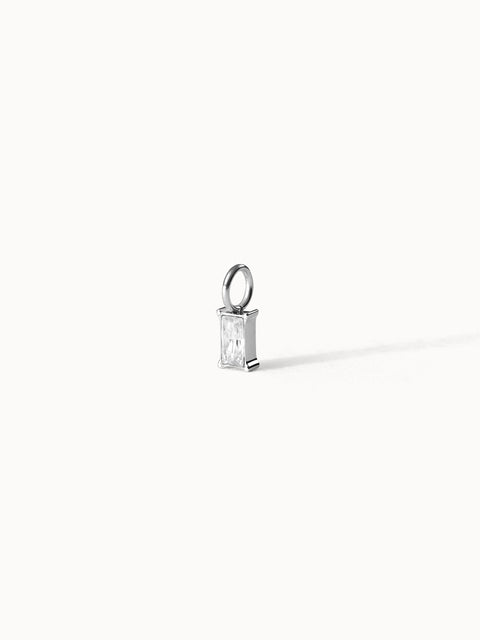 Stone White Charm Anhänger aus nickelfreiem Silber mit funkelndem Zirkonia, minimalistisch und elegant von PURELEI.