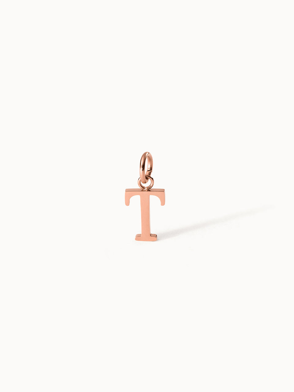 Roségoldener Pure T Charm Anhänger aus Edelstahl, clean und elegant auf hellem Hintergrund, PURELEI.