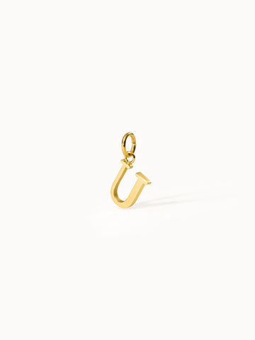 PURELEI Pure U Charm aus 18K vergoldetem Edelstahl, minimalistischer Buchstabenanhänger, clean & elegant inszeniert.