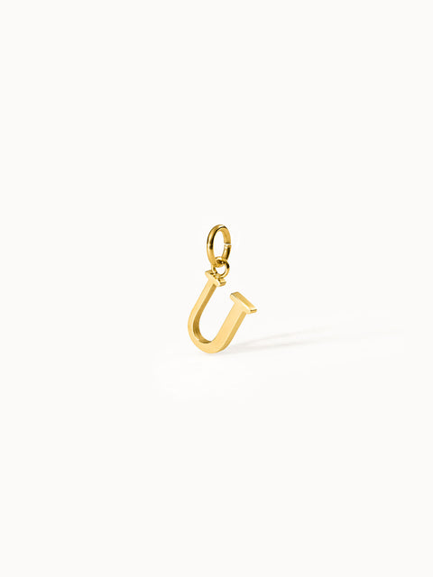 PURELEI Pure U Charm aus 18K vergoldetem Edelstahl, minimalistischer Buchstabenanhänger, clean & elegant inszeniert.