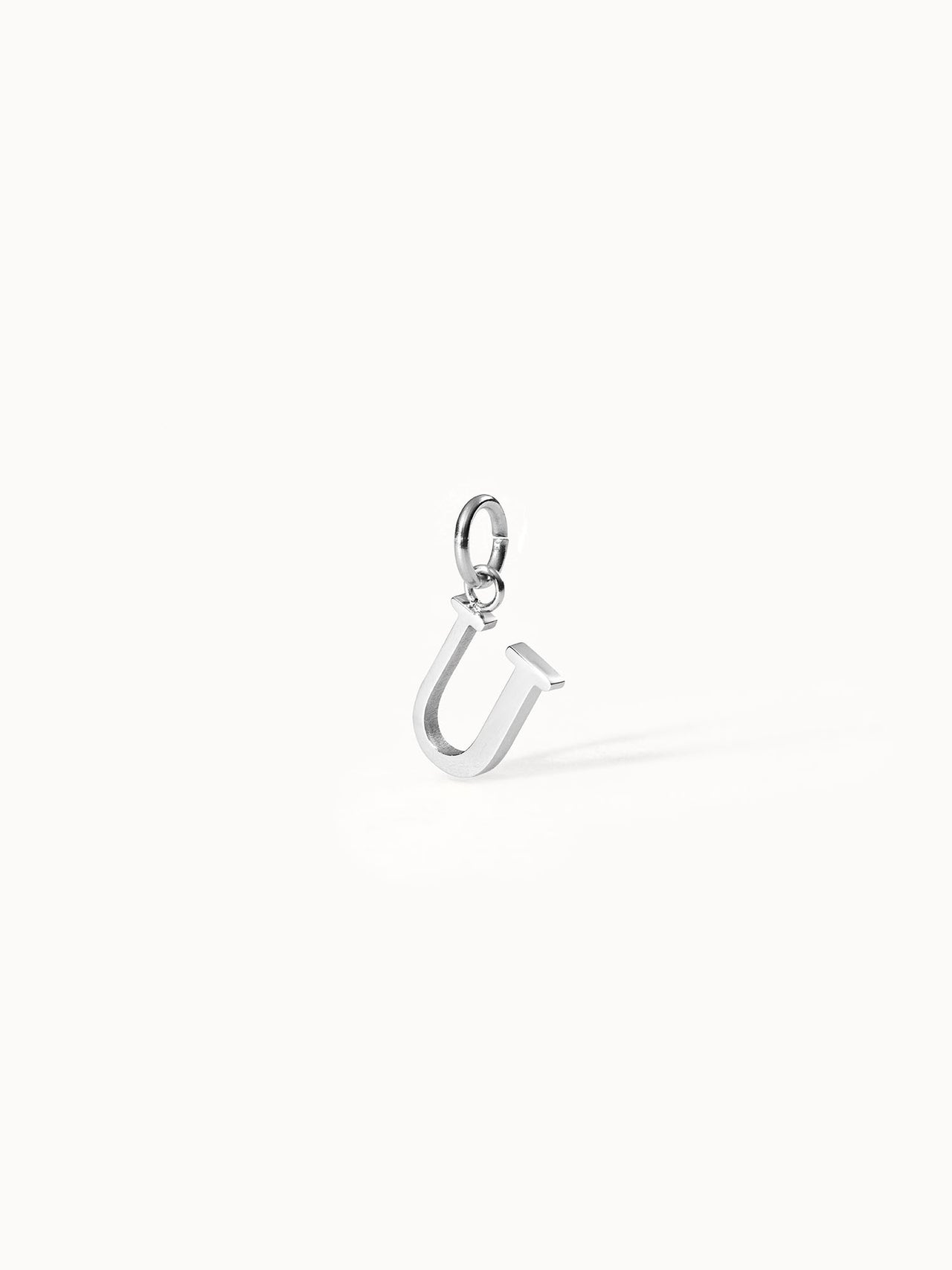 PURELEI Pure U Charm aus nickelfreiem Silber, klar und elegant auf hellem Hintergrund, minimalistisch und zeitlos.