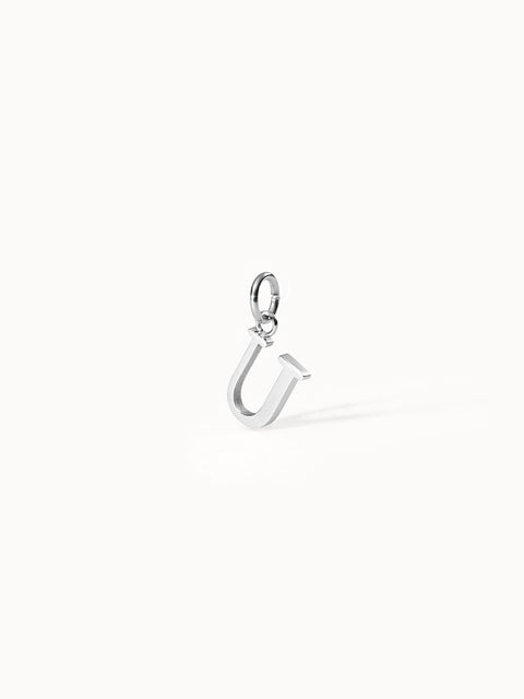 PURELEI Pure U Charm aus nickelfreiem Silber, klar und elegant auf hellem Hintergrund, minimalistisch und zeitlos.