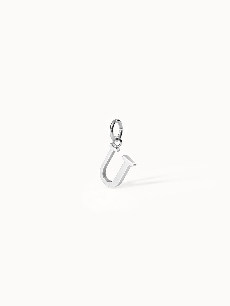 PURELEI Pure U Charm aus nickelfreiem Silber, klar und elegant auf hellem Hintergrund, minimalistisch und zeitlos.