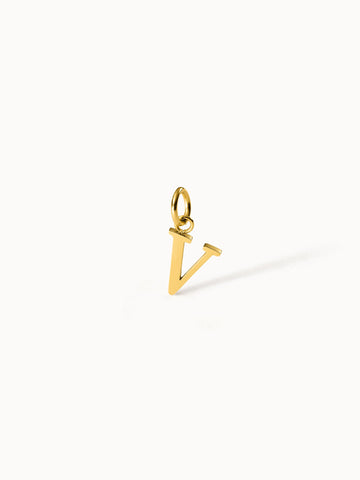 PURELEI Pure V Charm, goldener Buchstaben-Anhänger aus 18K vergoldetem Edelstahl, elegant und feminin.