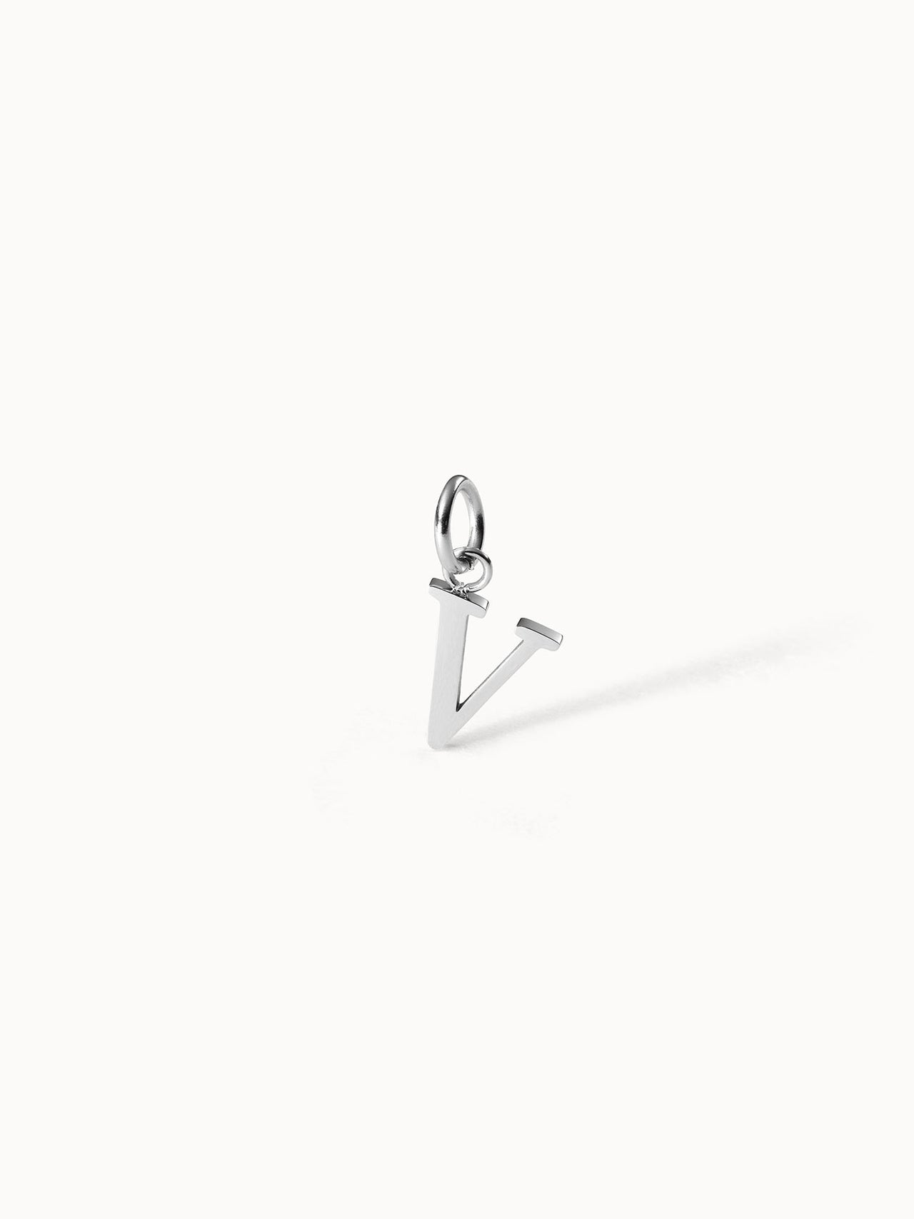 PURELEI Pure V Charm Anhänger aus nickelfreiem Silber minimalistisch und elegant vor weißem Hintergrund