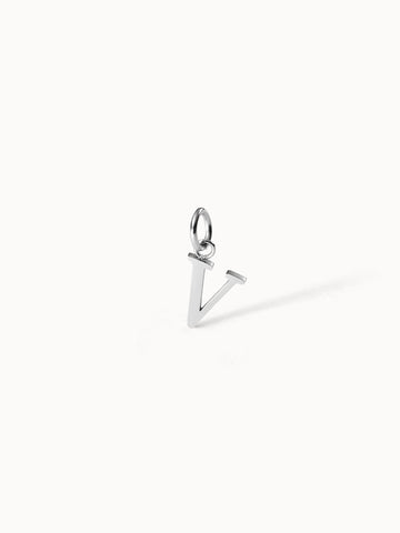 PURELEI Pure V Charm Anhänger aus nickelfreiem Silber minimalistisch und elegant vor weißem Hintergrund
