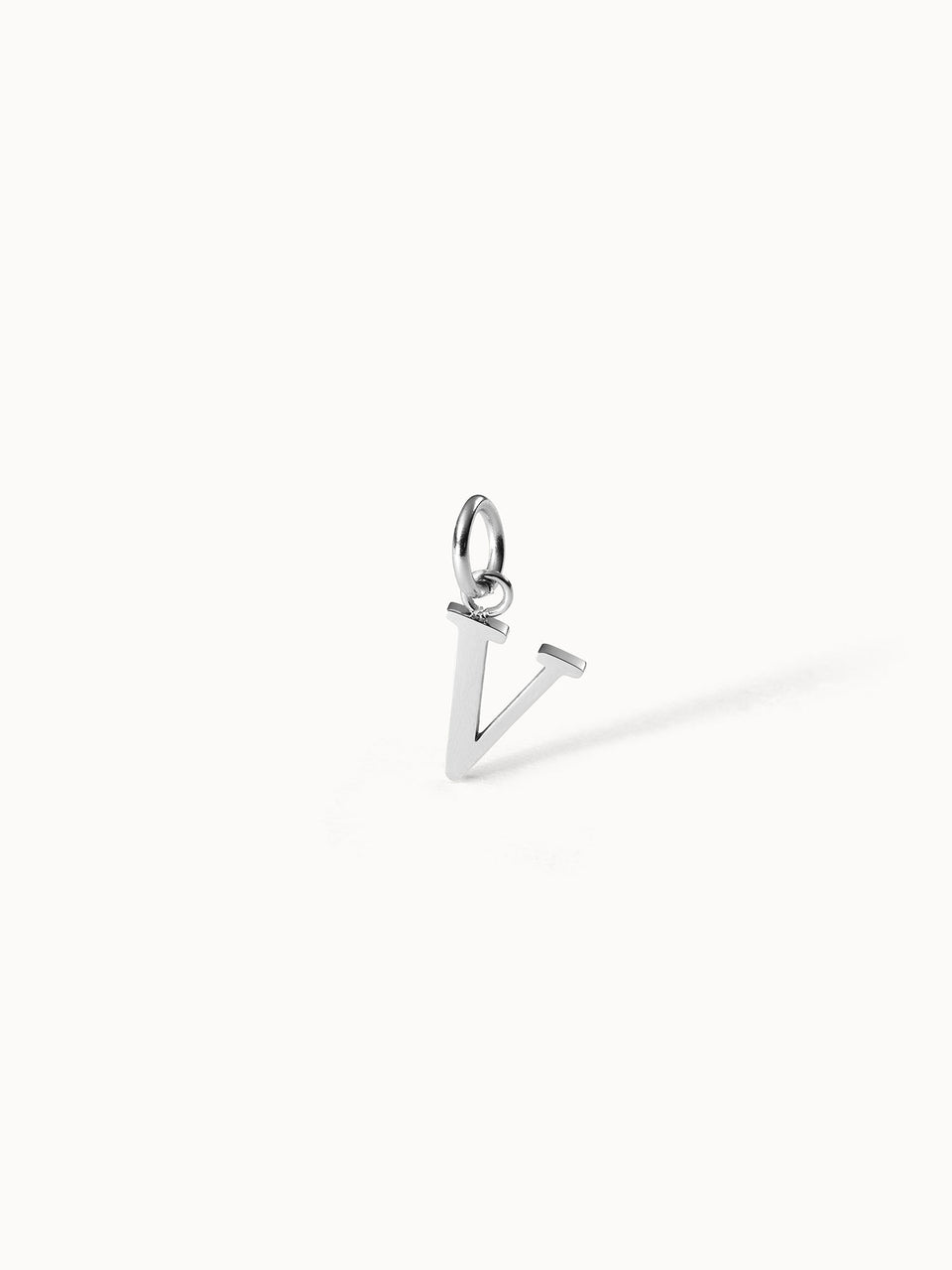 PURELEI Pure V Charm Anhänger aus nickelfreiem Silber minimalistisch und elegant vor weißem Hintergrund